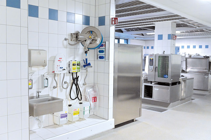 Dosiertechnik und Reinigung im Küchenumfeld